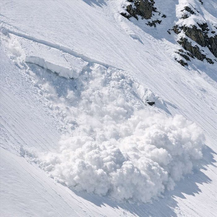 Déclenchement d’une avalanche de plaque : comprendre le mécanisme
